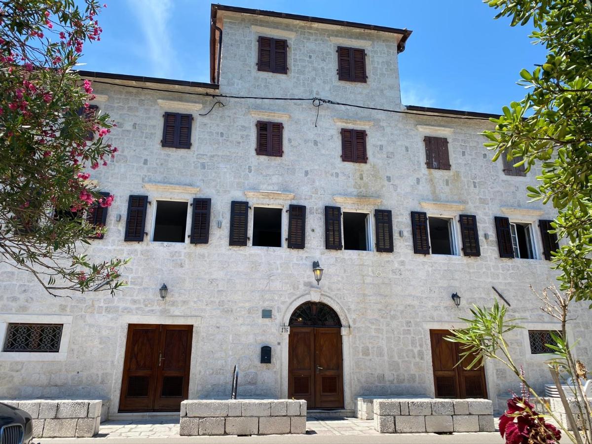 Villaoldmariner Prčanj Buitenkant foto